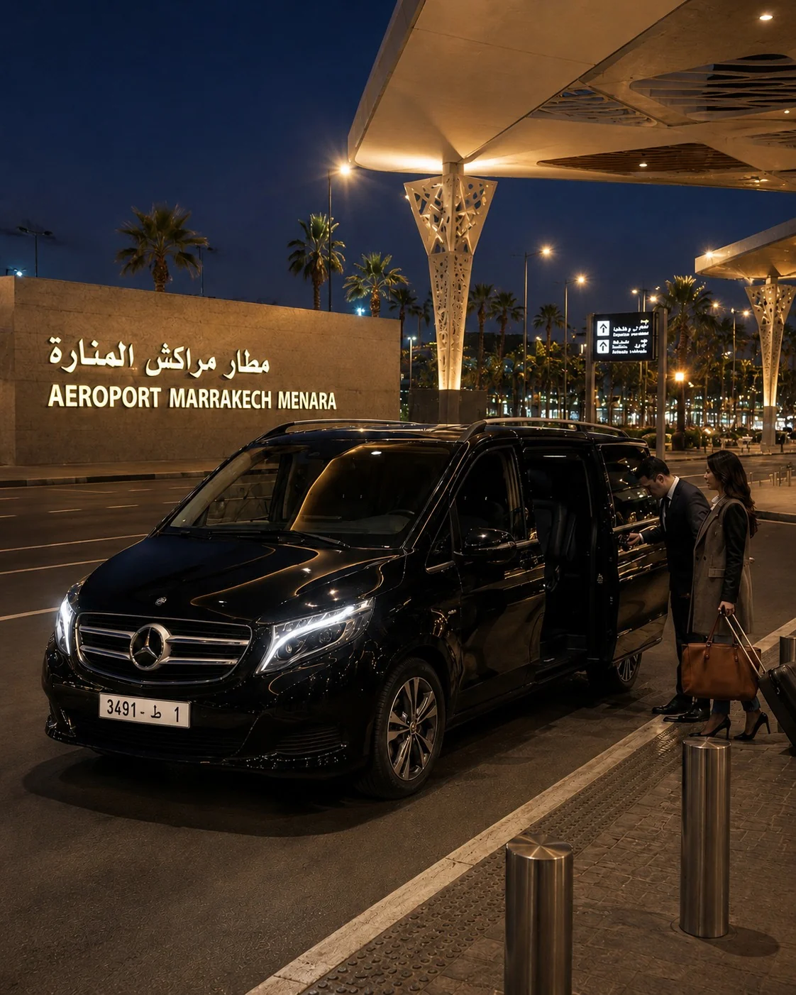 Van de luxe LASTRADA de nuit devant l'aéroport Marrakech Menara