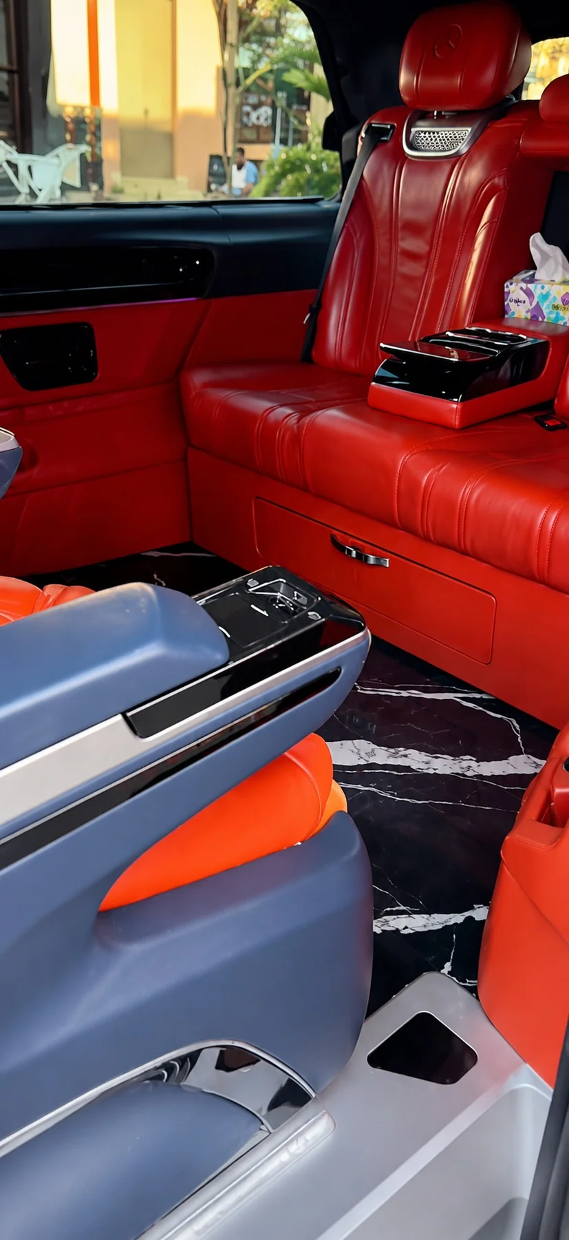 Intérieur cuir rouge d'un van de luxe LASTRADA