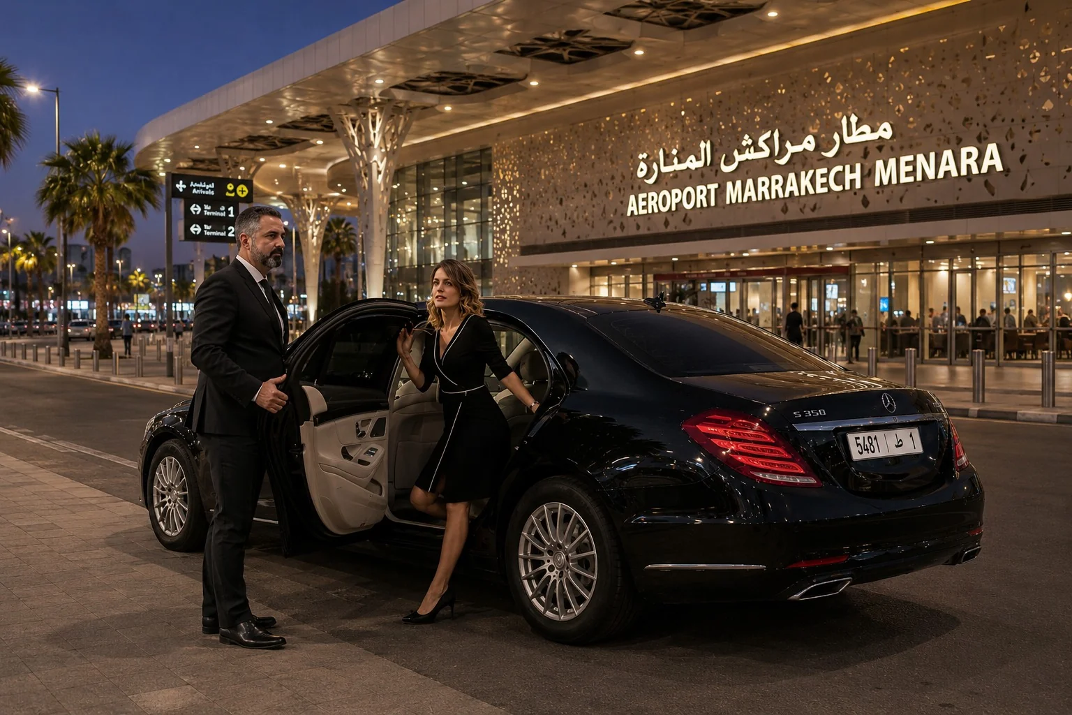 Chauffeur accueillant une cliente à l'aéroport Marrakech de nuit