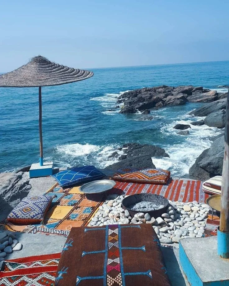 Coin détente avec coussins berbères face à l'océan à Essaouira