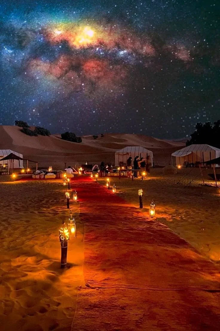 Allée de tapis et lanternes sous la voie lactée, camp de Merzouga