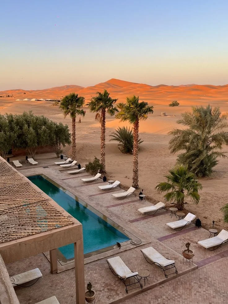 Piscine au coucher du soleil face aux dunes
