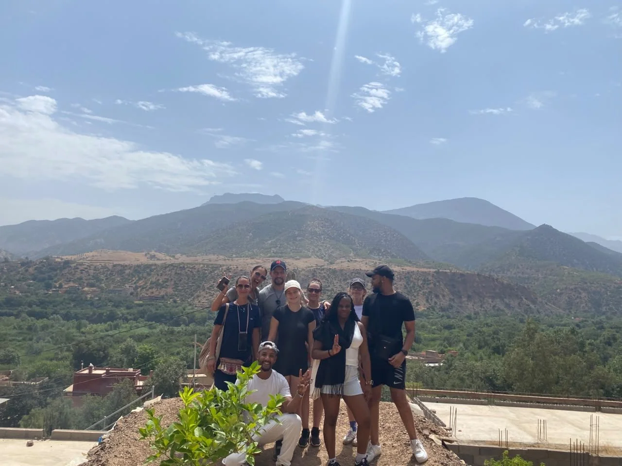 Groupe de visiteurs face aux montagnes de l'Atlas