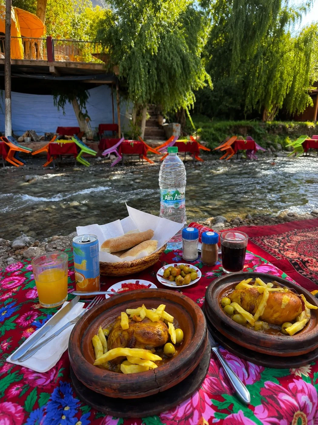 Déjeuner traditionnel marocain au bord de la rivière