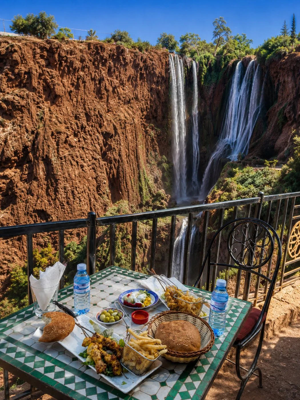 Sentier et échoppes berbères au bord des cascades d'Ouzoud