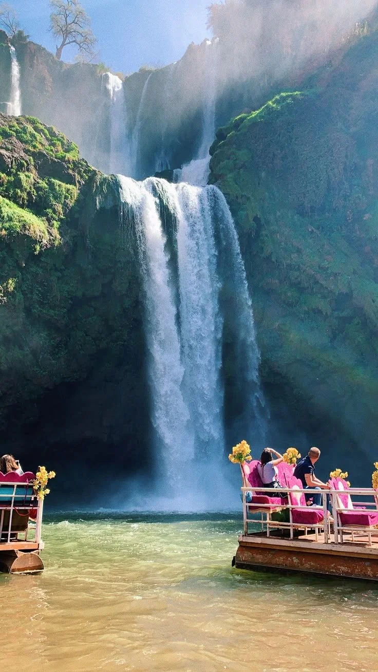 Déjeuner traditionnel marocain face aux cascades d'Ouzoud